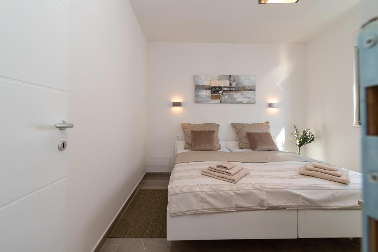Poolside 2 Bedroom Ap. Mare Trogir Exterior foto